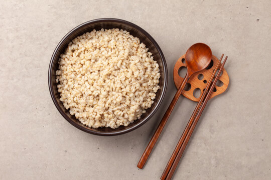 쌀에 보리를 섞어 지은 밥. 또는 보리로만 지은 밥.
Rice cooked with barley mixed in. Or rice cooked only with barley.

