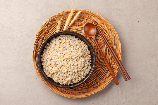 쌀에 보리를 섞어 지은 밥. 또는 보리로만 지은 밥.
Rice cooked with barley mixed in. Or rice cooked only with barley.

