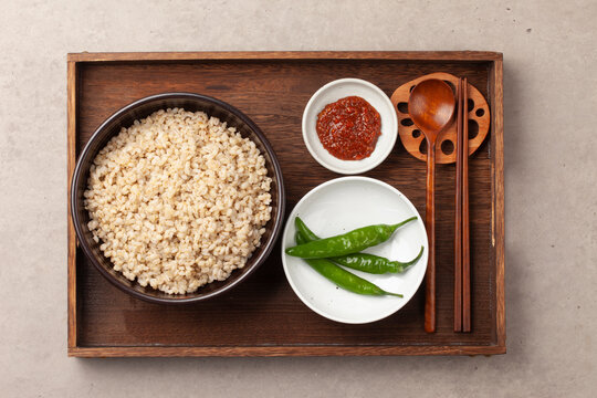 쌀에 보리를 섞어 지은 밥. 또는 보리로만 지은 밥.
Rice cooked with barley mixed in. Or rice cooked only with barley.

