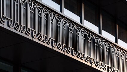 精緻な金属装飾と現代的造形美を捉えた建築ディテール写真