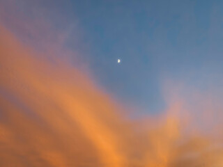 Fototapeta premium 夕焼け空に浮かぶ月