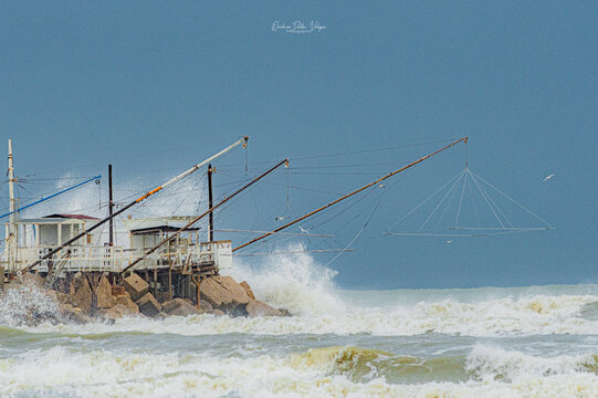 saliscendi con mare in tempesta