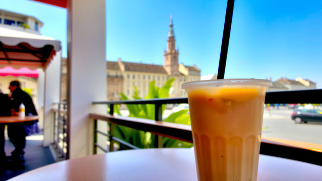 Eiskaffee auf sonniger Caf&eacute;terrasse im Sommer