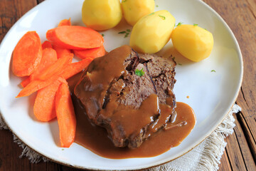 Schmorbraten vom Rind mit M&ouml;hren und Salzkartoffeln