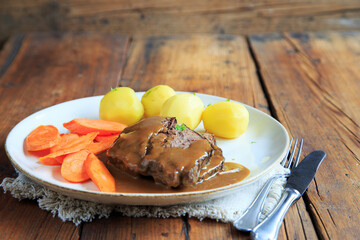 Schmorbraten mit Kartoffeln und Karotten
