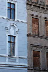 Kontrast zwischen sanierten und unsanierten Wohnh&auml;usern