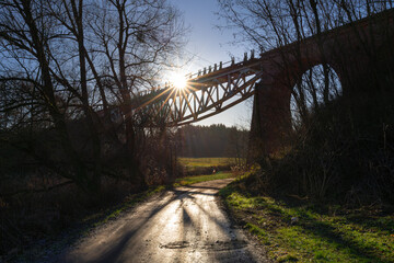 Stary, nieczynny wiadukt kolejowy na wsi w Polsce
