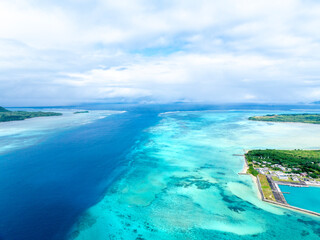 ヨナラ水道（沖縄県竹富町）※右側が小浜島