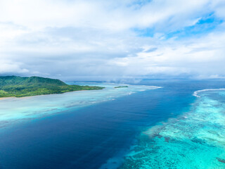 ヨナラ水道と西表島、ウ離島（沖縄県竹富町）
