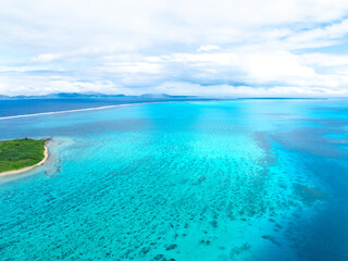 嘉弥真島とサンゴ礁（沖縄県竹富町）