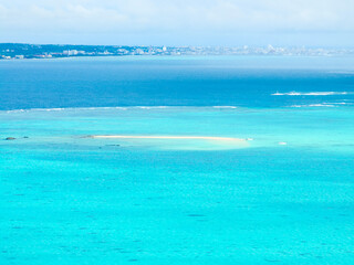 浜島（沖縄県竹富町）※背景は石垣島