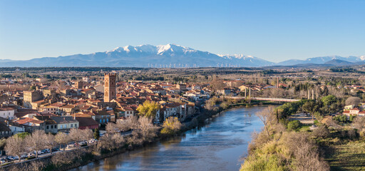 Panorama de Rivesaltes , l'Agly et le Canigou (66600) dans les  Pyr&eacute;n&eacute;es orientales, France en d&eacute;cembre 2025	