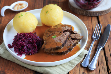 Rinderschmorbraten mit Rotkohl und Kl&ouml;&szlig;en