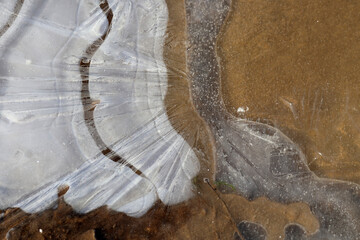 petite flaque d'eau gel&eacute;e