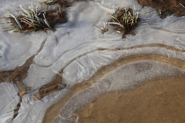 Belle trace d'eau transform&eacute;e en glace