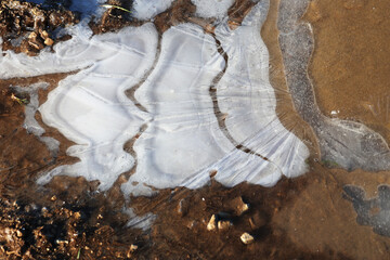 une surface d'eau gelée © helenedevun