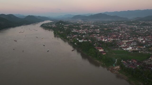 Vue a&eacute;rienne de Luang Prabang au Laos, au bord du M&Eacute;KONG, coucher de soleil