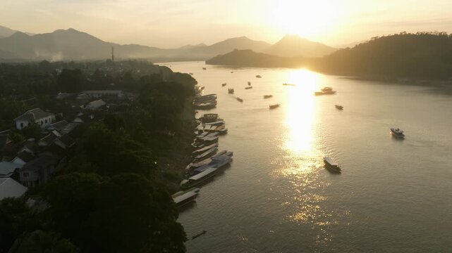 Vue a&eacute;rienne de Luang Prabang au Laos, au bord du M&Eacute;KONG, coucher de soleil