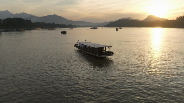 Vue a&eacute;rienne du Mekong, depuis Luang Prabang, bateaux de p&ecirc;cheur, et coucher de soleil
