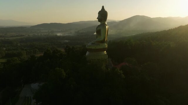 Vue a&eacute;rienne d'une statue g&eacute;ante de Bouddha en Thailande &agrave; la fronti&egrave;re du Laos Nong Khai