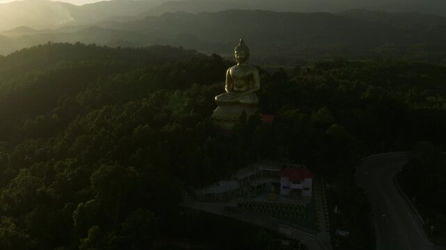 Vue a&eacute;rienne d'une statue g&eacute;ante de Bouddha en Thailande &agrave; la fronti&egrave;re du Laos Nong Khai