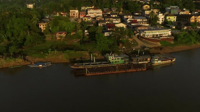 Vue a&eacute;rienne de Hiang Khong a la fronti&egrave;re entre la thailande et le laos