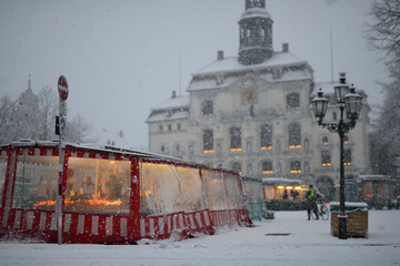 Eink&auml;ufer Passant bei Neuschneewetter in fast leerer Einkaufsstra&szlig;e in L&uuml;neburg, Umsatzr&uuml;ckgang in Deutschland w&auml;hrend der Wirtschaftskrise