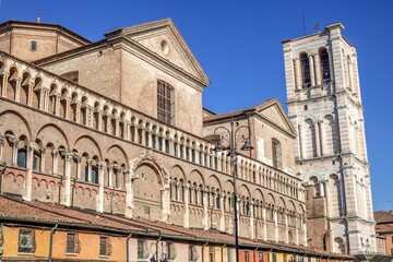 Fototapeta premium ferrara, italien - südseite der basilica cattedrale di san giorgio mit campanile