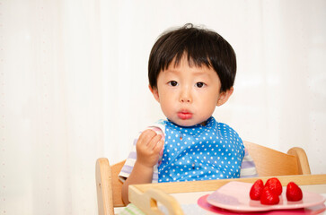 苺を食べる子供