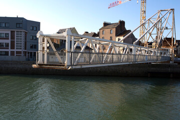 Passerelle pi&eacute;tonne provisoire orientable &agrave; Dieppe