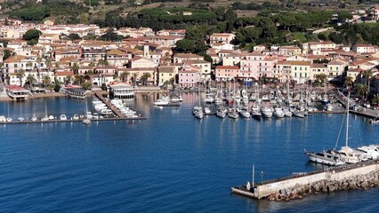 Fototapeta premium Porto Azzurro, la Marina (Elba, Arcipelago Toscano, Italia). Il romantico porto dell'Isola d'Elba in Toscana.
