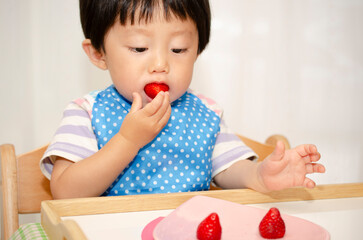 苺を食べる子供