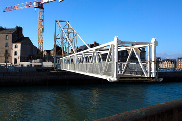 Passerelle pi&eacute;tonne provisoire orientable &agrave; Dieppe