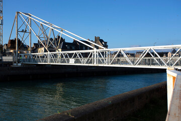 Passerelle pi&eacute;tonne provisoire orientable &agrave; Dieppe