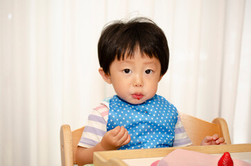 苺を食べる子供