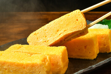 だし巻き卵を持ち上げる