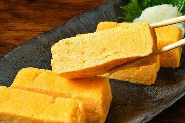 だし巻き卵を持ち上げる