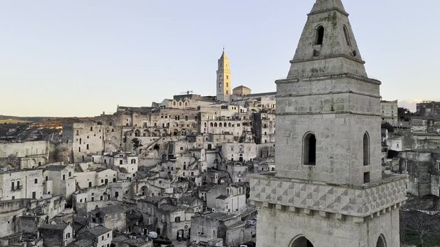 Paesaggio di Matera (patrimonio UNESCO) illuminato dal sole al tramonto