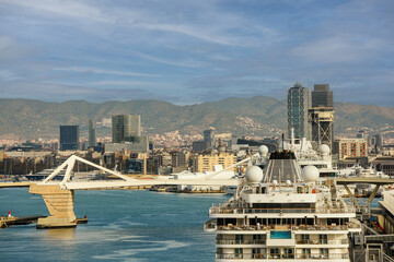 Obraz premium port of Barcelona in Spain with its container ports and cranesLangue des mots-clés : English