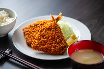 皿に乗ったアジフライ