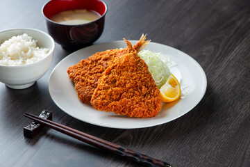 皿に乗ったアジフライ