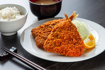 皿に乗ったアジフライ