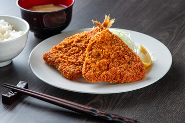 皿に乗ったアジフライ