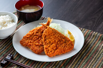 皿に乗ったアジフライ