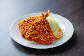 皿に乗ったアジフライ