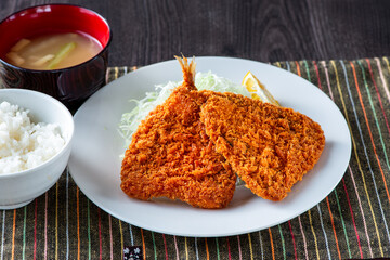 皿に乗ったアジフライ