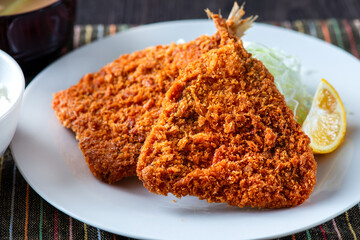 皿に乗ったアジフライ