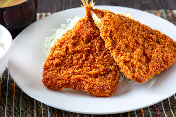 皿に乗ったアジフライ