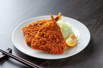 皿に乗ったアジフライ