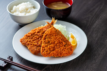 皿に乗ったアジフライ